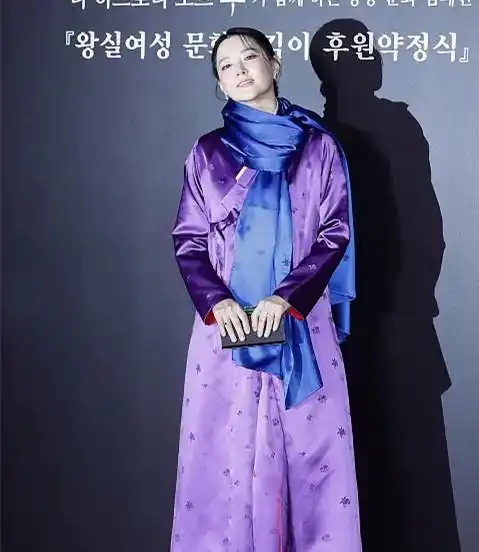 大长今李英爱不显老,穿印花长裙如少女一般,婴儿肌抢镜
