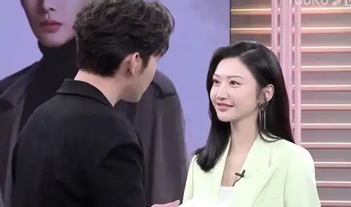 景甜直播脸肿法令纹深,跟女王形象差距大,颜值巅峰献给司藤