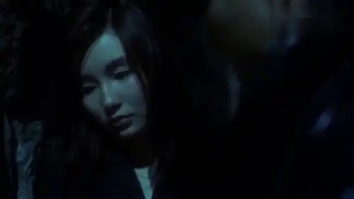 阿飞正传苏丽珍在楼下等阿飞,阿飞迟迟没回来,向超仔借坐车钱
