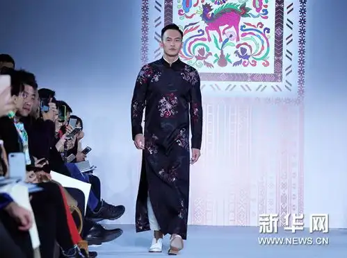顾又铭中国风旗袍压轴走秀帅气亮相中国国际时装周