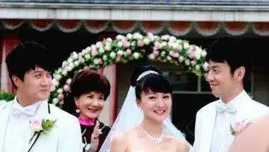 还记得回家的诱惑中的宝莲吗如今化浓妆烫卷发,御姐范十足
