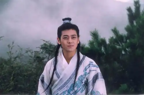 同是天龙八部,把黄日华与胡军放一起,差距立马就出来了
