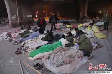 郑州现大桥宾馆农民工昼夜蜗居桥下