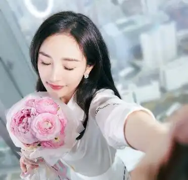 景甜的正气感佟丽娅的五官杨幂的颜值比花还美,你更喜欢谁
