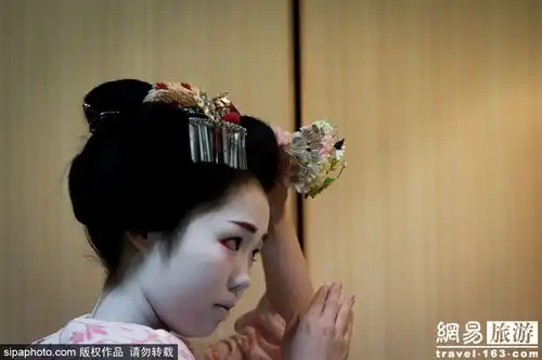日本艺伎从小练习接客长大傍富商
