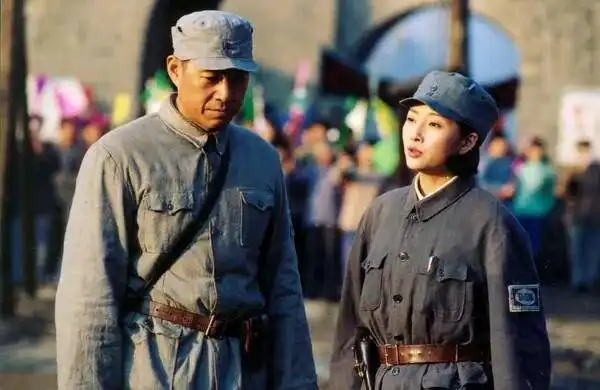 与富商足坛名将均有交往,如今仍旧未婚,42岁的殷桃魅力不减
