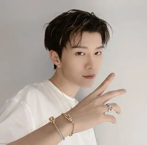 有种整容叫范丞丞换发色,将黑黄发染成红发后,毫无辨识度
