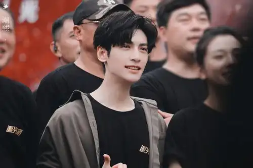 组图追光者开机官宣罗云熙吴倩三度合作
