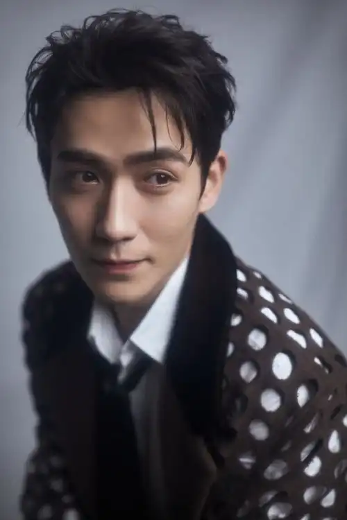 朱一龙亮片西装硬朗帅气镂空风衣创意十足演绎双面魅力
