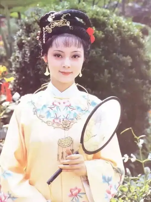 手拿团扇的东方美人,她们到底在遮遮掩掩什么
