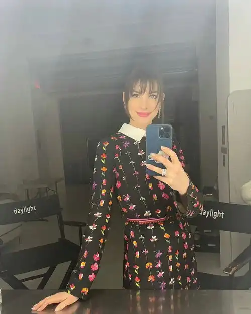 39岁安妮海瑟薇黑丝配大衣,身材依旧傲人,网友梦回普拉达女王