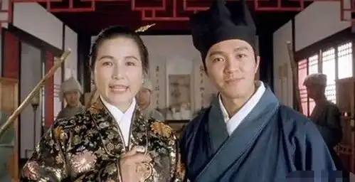 国籍风波下,比起2拒美国绿卡的关牧村,流产4次郑佩佩现出原形