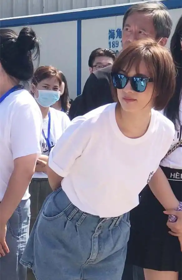 孙俪新戏开拍,她却上演反差萌拍海报时紧张到不会走路