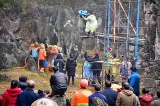 一大波剧照新西游记正在新宁上演花果山献桃片段,好多猴子
