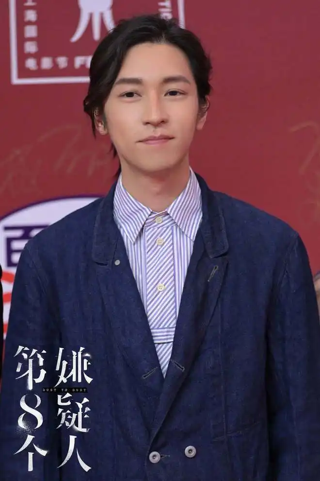 电影第八个嫌疑人剧组亮相上影节开幕红毯大鹏齐溪孙阳现场送惊喜
