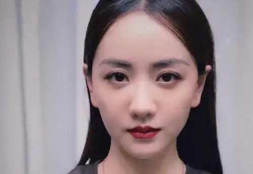 当家主母最新剧照,蒋勤勤和杨蓉动作亲密,花瓣浴画面超养眼