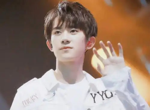 易烊千玺成为百亿票房演员,观众不买账,说他吃了票价疯涨的红利
