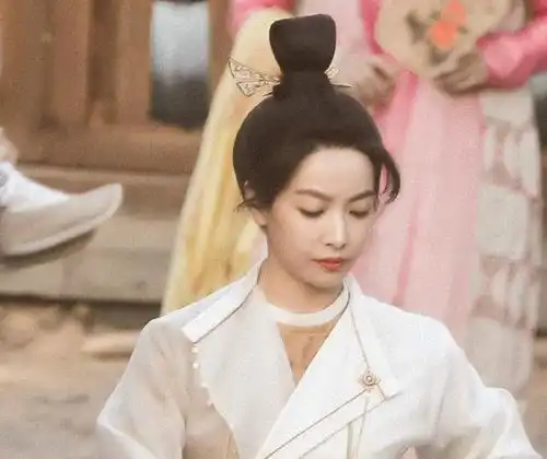 风起洛阳杀青宋茜晒素颜自拍照庆祝,但房间背景成焦点
