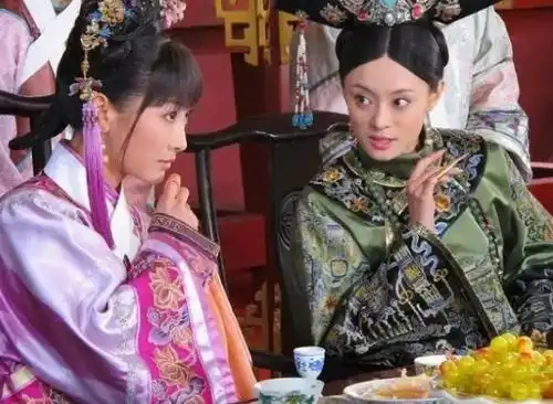 甄嬛传端妃初次出场便和甄嬛撞衫,她为什么要这样做
