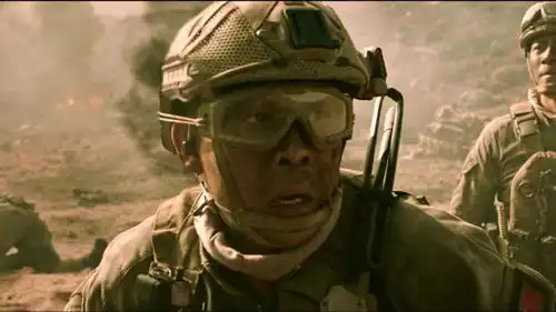 红海行动一个炸弹差点要了一个小队的命,记者被这个人埋住,竟然还活着