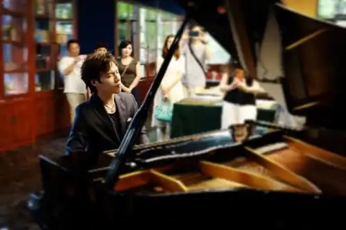 钢琴家黄紫莅临象渊之石艺术展引领视听新时尚
