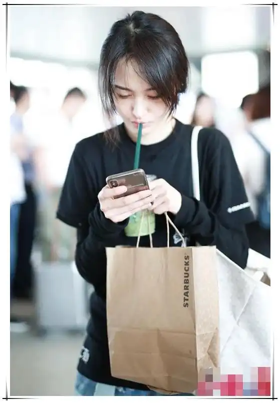 28岁郑爽破洞裤配卫衣嫩回少女时代,然而看到未修图一秒尴尬
