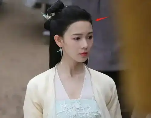 岳绮罗被质疑整容,烤瓷牙后五官比例失调,发际线也明显下移