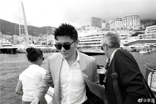 剧照当成绯闻,李晨啥时候被香港媒体关注到了恋爱造就的明星
