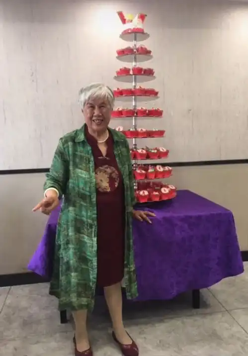 郑爽外婆庆生照曝光,现场简陋她却笑容满面,郑爽真要涅槃重生了
