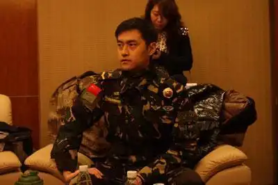 合作李幼斌出道,跑7年龙套幸得大导演力捧,谣传他娶了吴京女友
