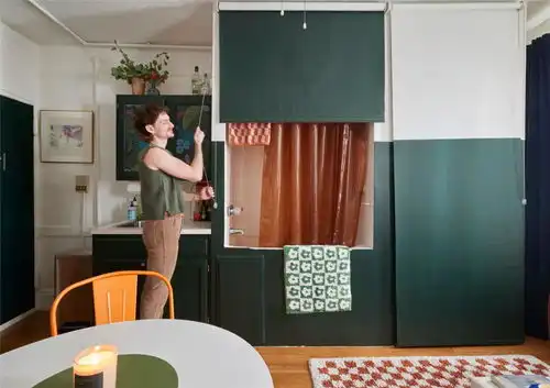 他买下22㎡逼仄蜗居,浴缸藏在客厅柜子里,网友真的服了
