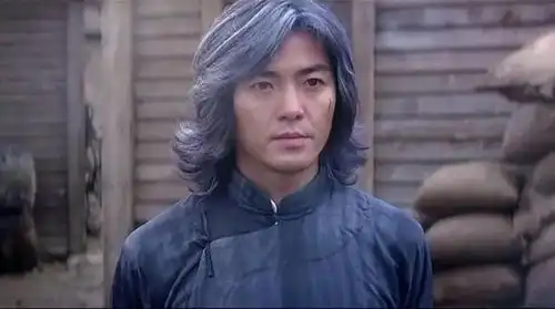 中华英雄第四次翻拍,主演胡兵长发飘飘,有内味儿
