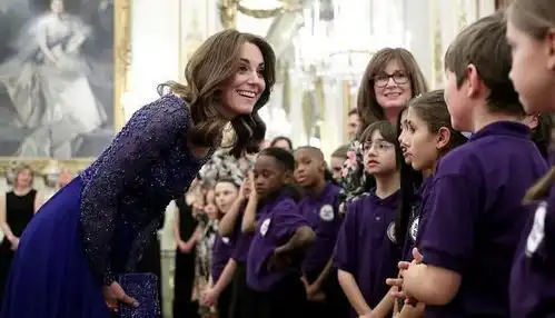 凯特也忍不住出招了穿蓝宝石纱裙闪耀招待会,换两套都没赢
