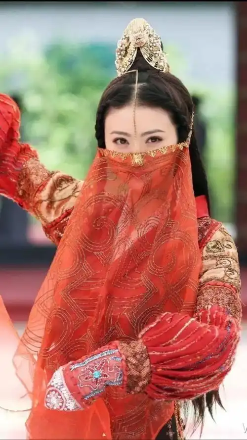 女星穿红衣古装戴面纱,林心如像女侠客,南笙似西域公主
