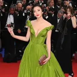 美人鱼新任星女郎曝光揭昔日星女郎现状