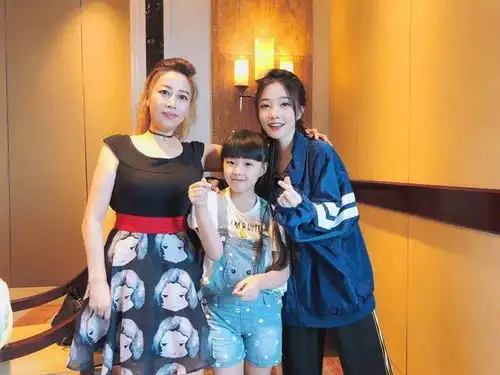 遗传基因有多强大冯提莫晒妈妈旧照,网友母女共用一张脸
