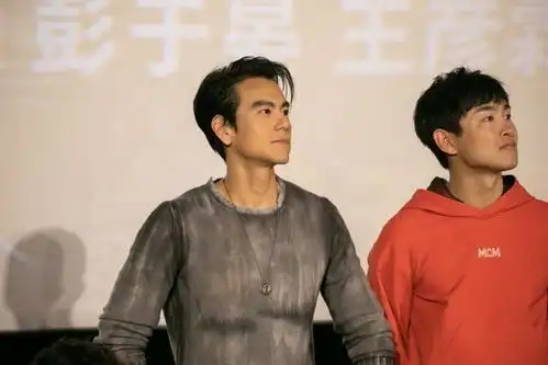舒淇与彭于晏同台,头靠彭于晏举止亲密,彭于晏穿衬衫太man
