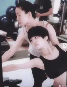 孕妈谢楠坚持运动亲密接触女教练调侃怕爱上对方
