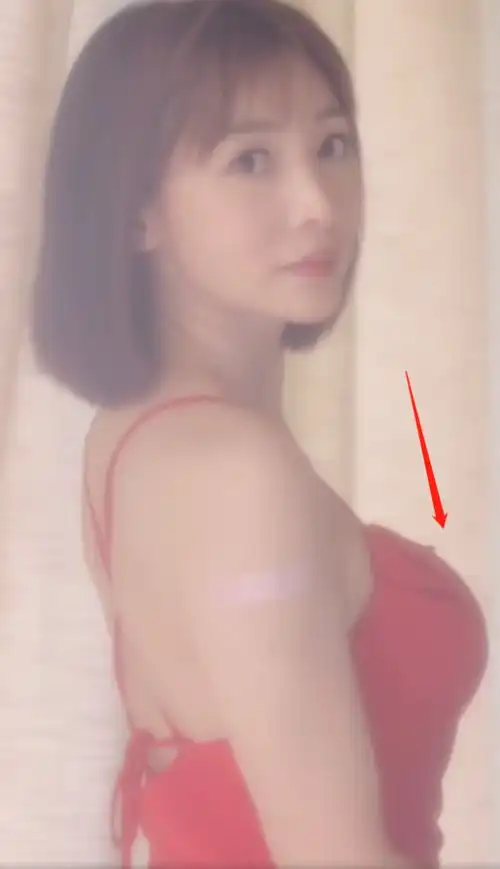 柳岩剧照曝光,红色吊带裙性感依旧,40岁身材不减当年
