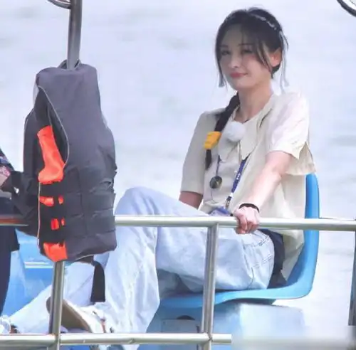 郑爽手机掉湖里,谁注意一旁王鹤棣说了啥安慰人的方式真独特
