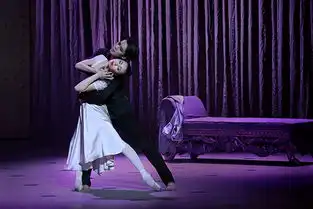 这部芭蕾版哈姆雷特,穿黑西装配牛仔裤组图
