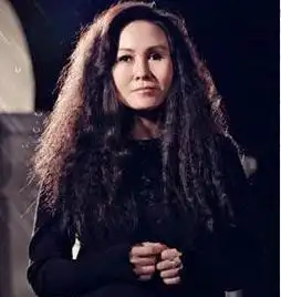 摇滚女王被酒瓶砸瞎左眼,残疾发泄染毒被轰出歌坛,嫁给老外回国
