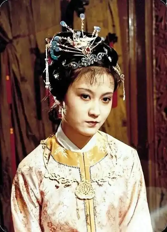 她是在红楼梦中受性丑闻困扰抑郁而亡的可怜女子