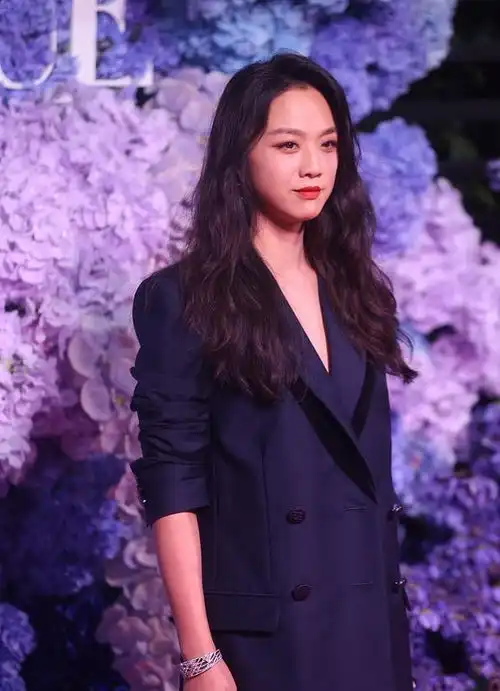 杨幂周冬雨宋茜亮相红毯刘雯柔美何穗深v裙秀雪肤
