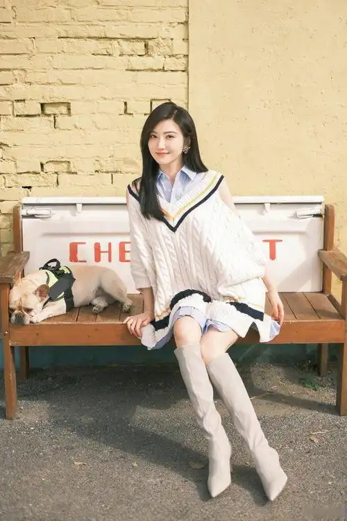 景甜参加最美表演,刘海配西装,温婉可人