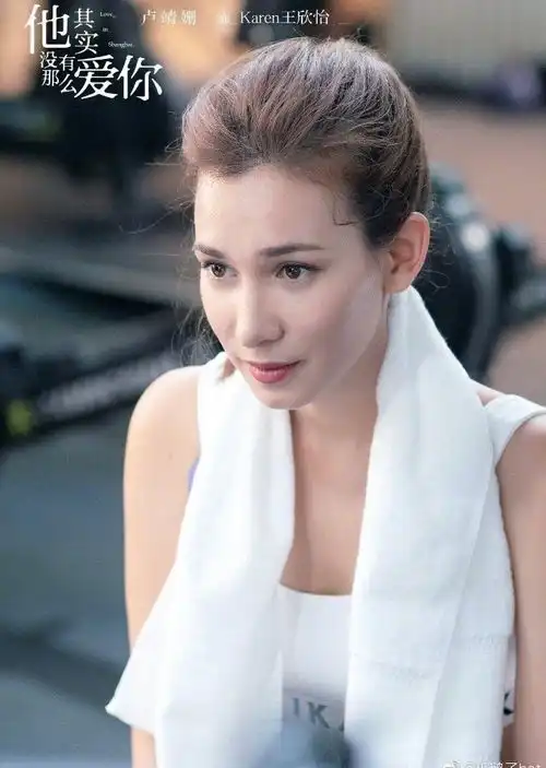 同样是官宣的168cm身高,偷偷垫脚的卢靖姗和宋茜有人说了谎