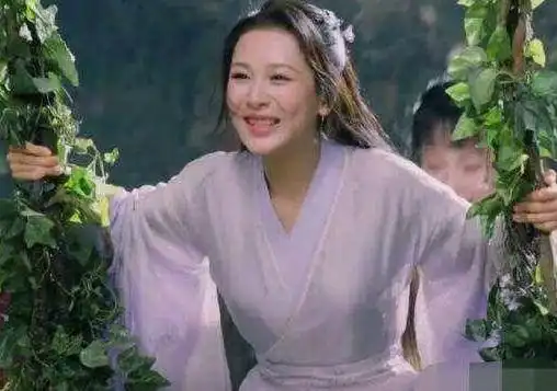 为啥杨紫荡秋千只露上半身看到全景后,隔着屏幕都觉得尴尬