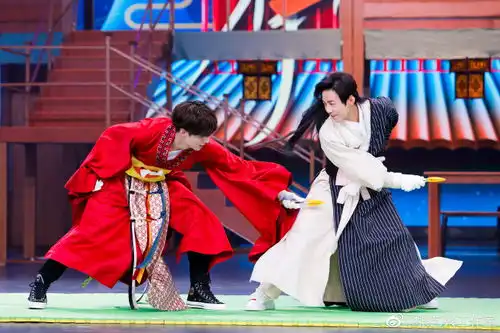 组图张艺兴红袍古装造型曝光演绎小皇帝与何炅斗武
