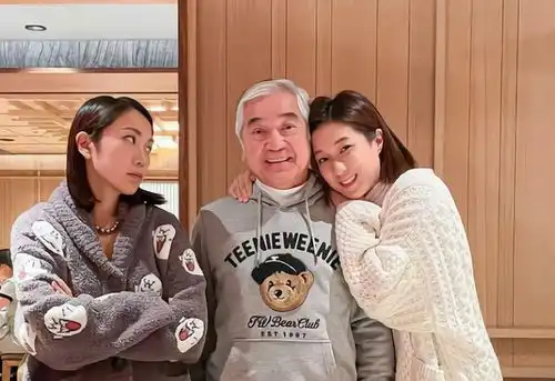 76岁老戏骨秦沛近照曝光头发花白面色红润,与钟嘉欣亲密搂脖