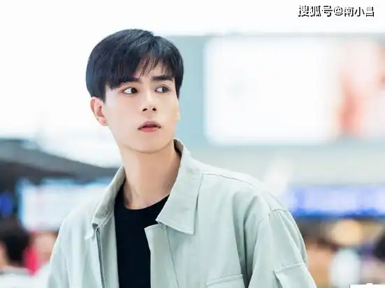 他曾经凭借一部偶像剧成功跻身流量小生行列,而如今却人气骤减